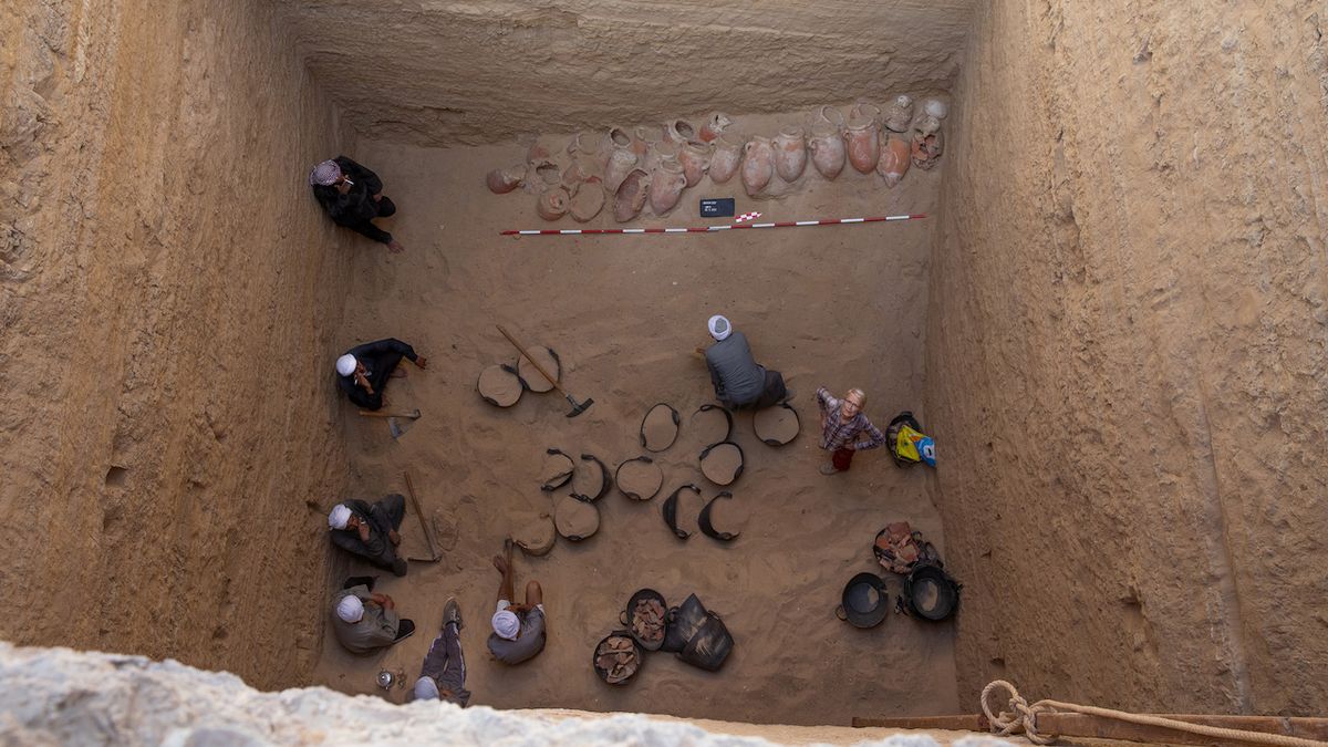 Čeští egyptologové odhalili mumifikační komoru se stovkami nádob